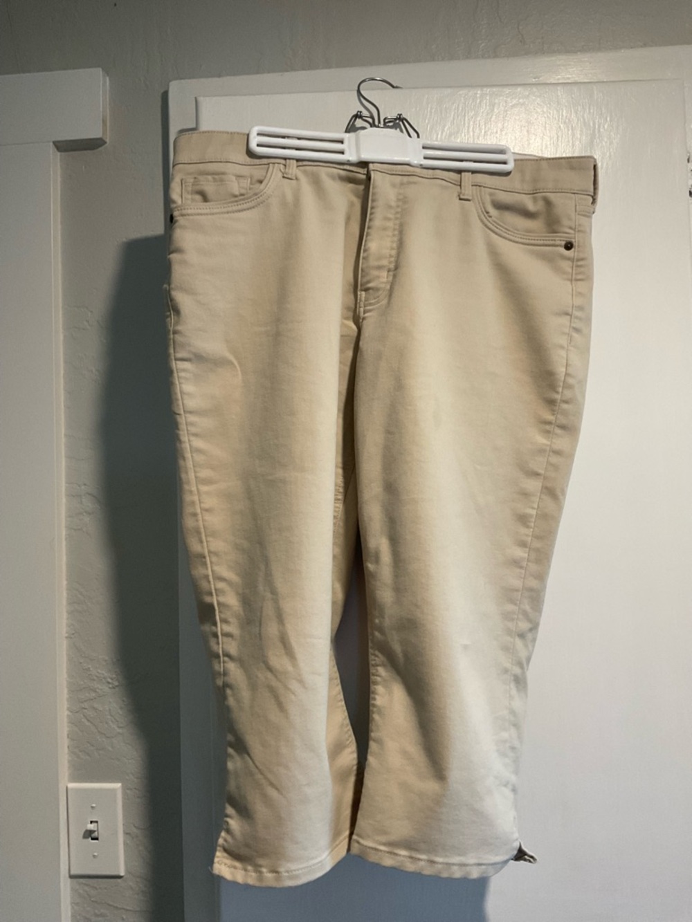 Liz Claiborne Cream Cropped Jeans